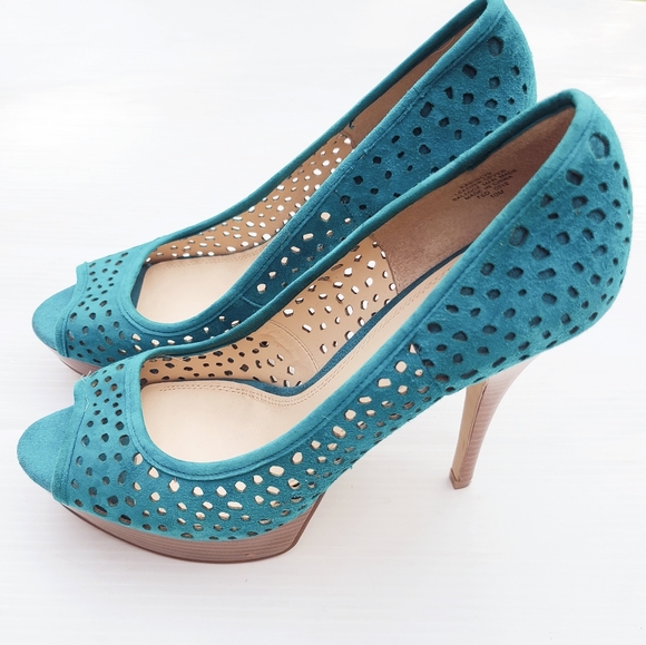 ENZO ANGIOLINI Sully9 teal perforated suede stiletto heel peep-toe pumps - Picture 4 of 14